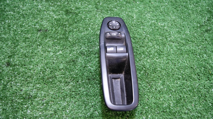 Driver Window Control Panel Peugeot 208 2014 96758211ZD