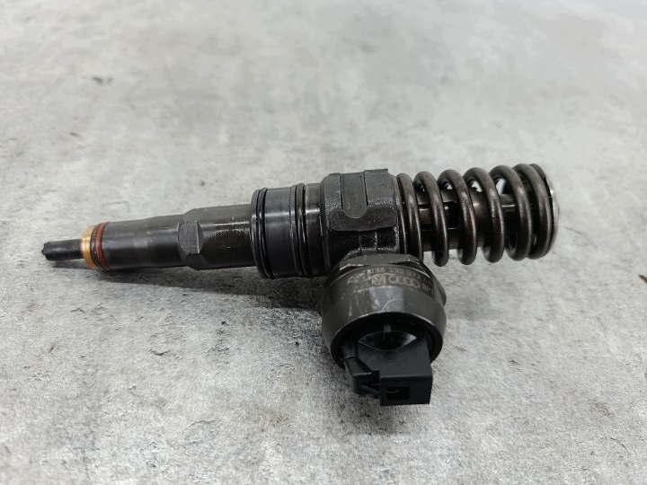Ruiskutuspumppu Audi A4 B6 038130073AN 0414720209 BOSCH 1.9 TDI
