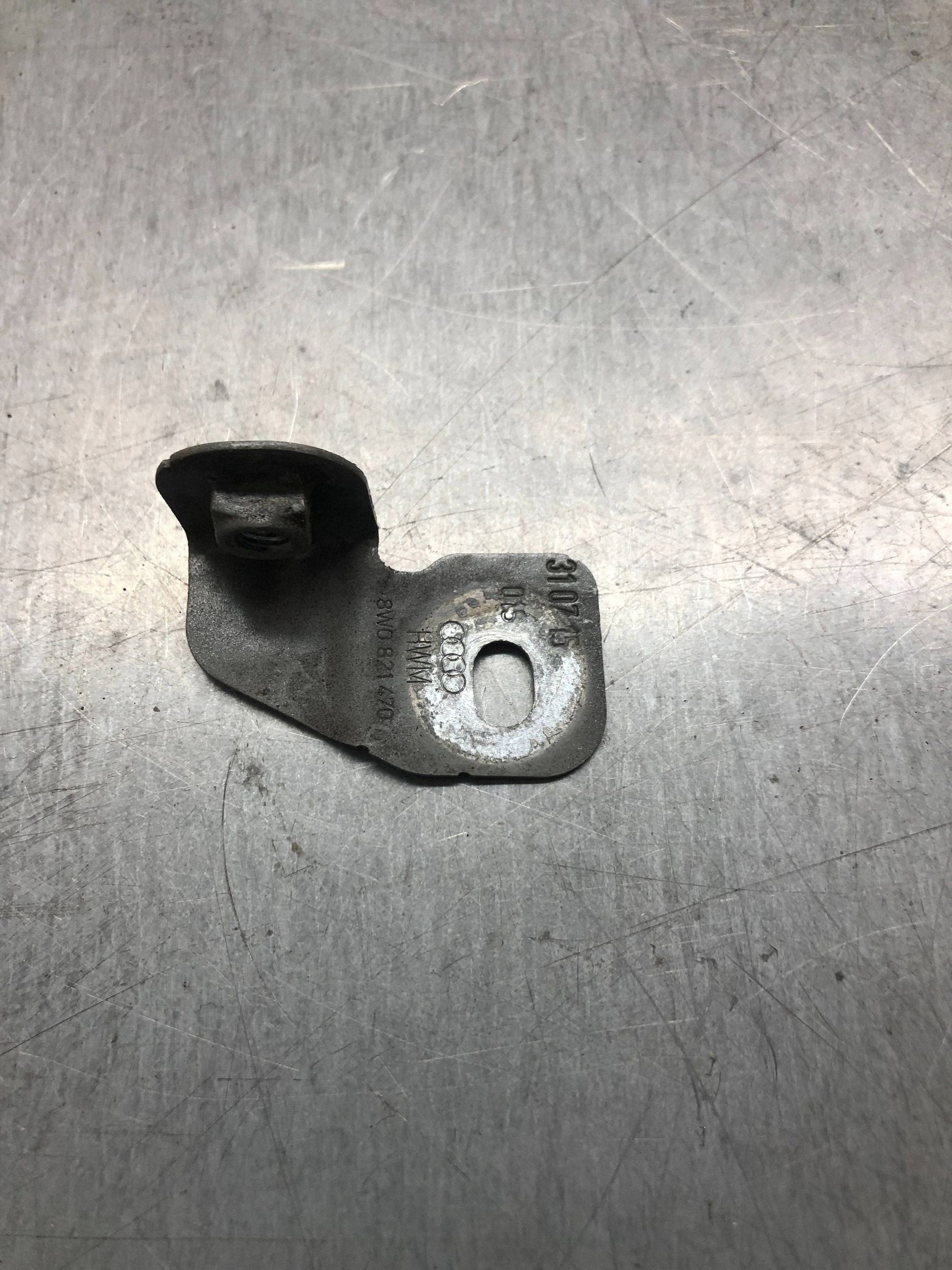 Audi A4 A5 B9 Soporte Guardabarros 8W0821470