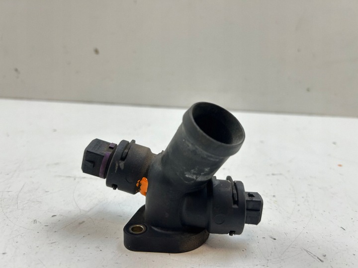 VW LT 2,5 TDI ANJ termostaatin kotelo 074121132