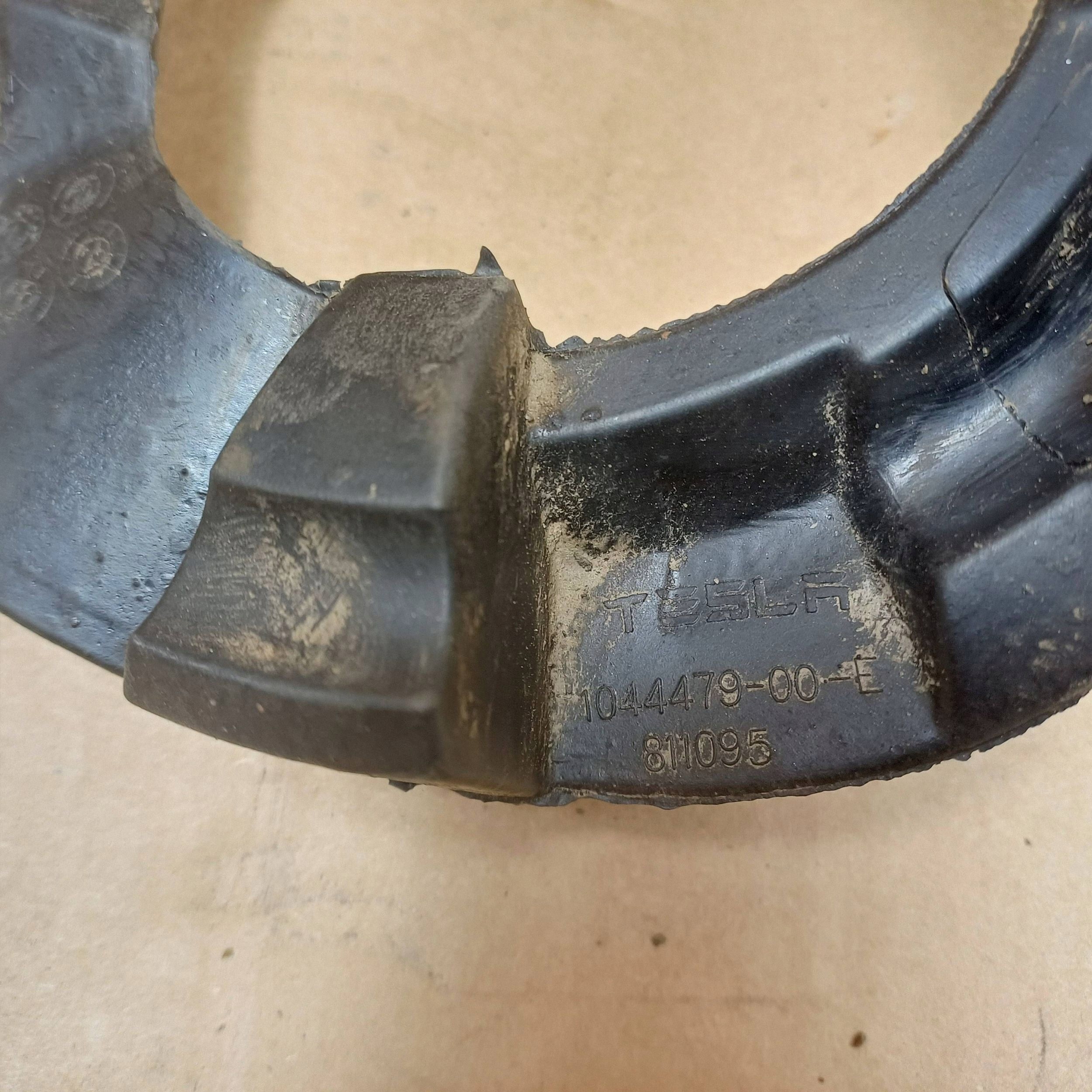 Tesla Model Y 2022 Achteras Veer Rubber Gebruikt image 4
