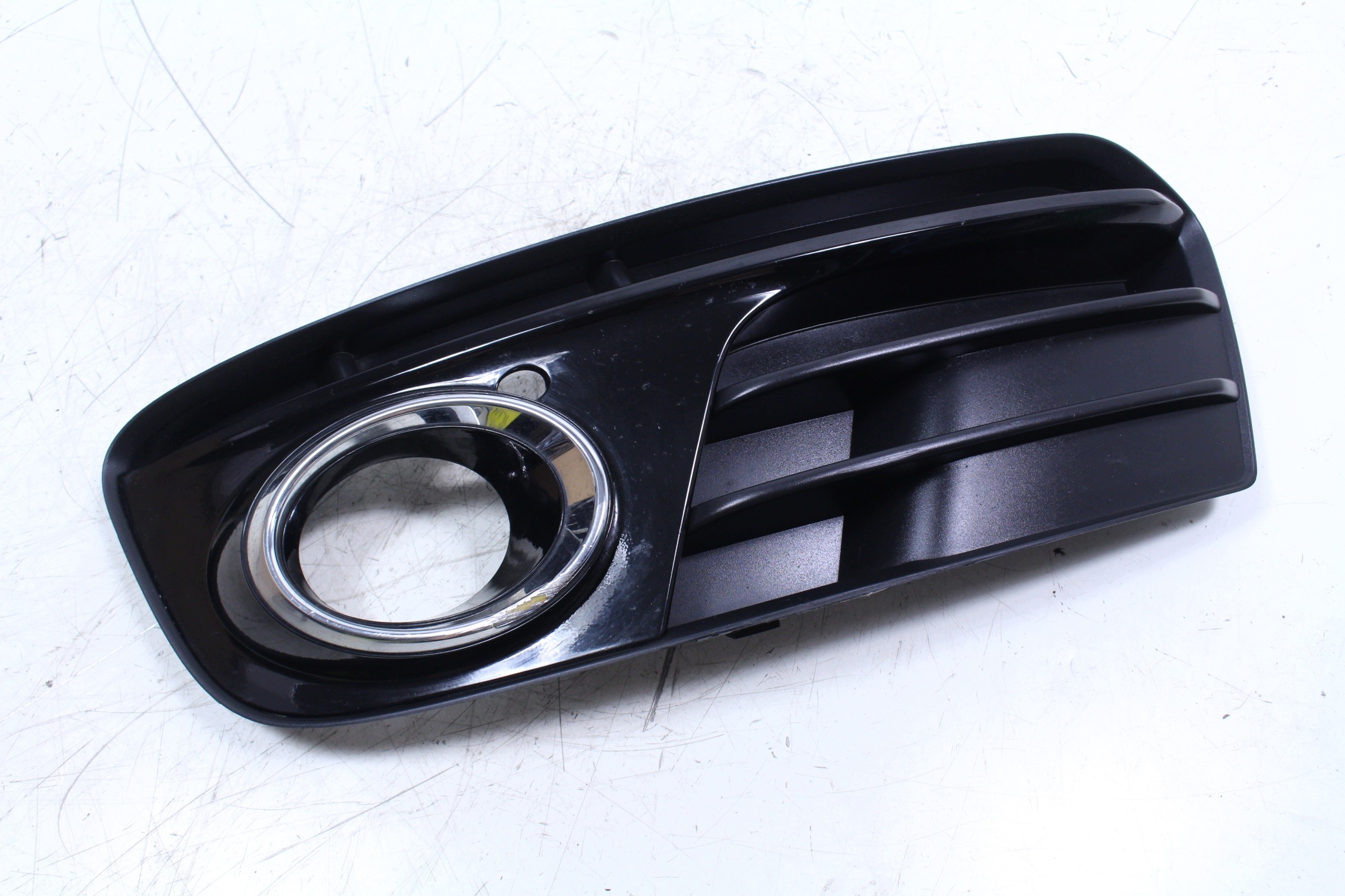 Grade do Para-choque Dianteiro Esquerdo Audi Q5 OEM 8R0807681M image 2