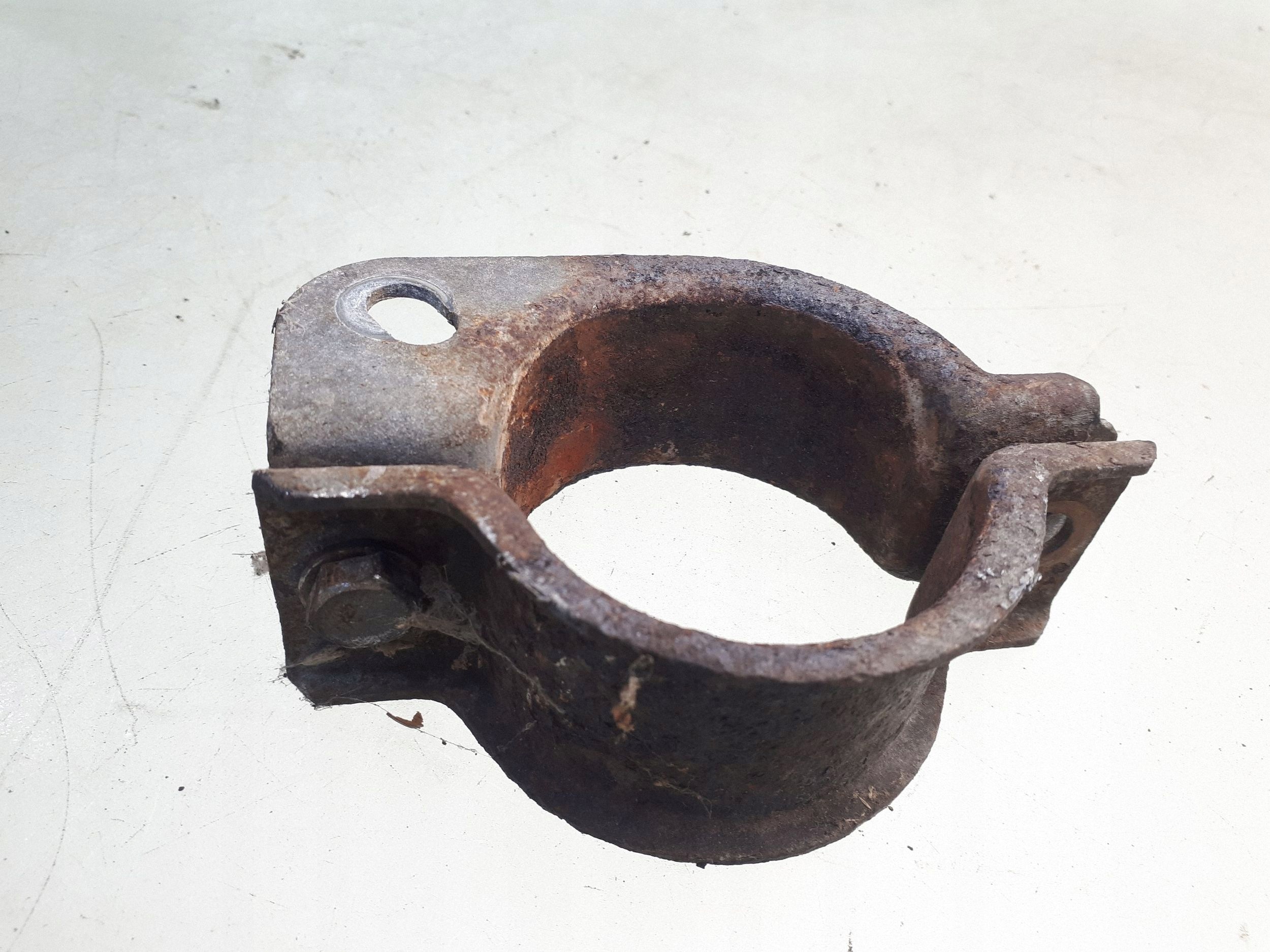 1995 Alfa Romeo GTV Bracket Stabilizer Front Used OEM ARA203260 image 3