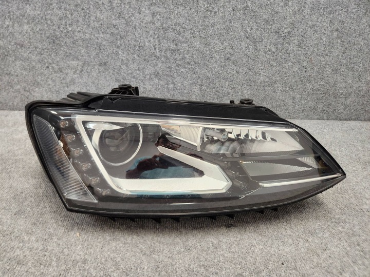 Etulyhty oikea VW Jetta VI 5C Xenon HID LED 5C7941752E 14-