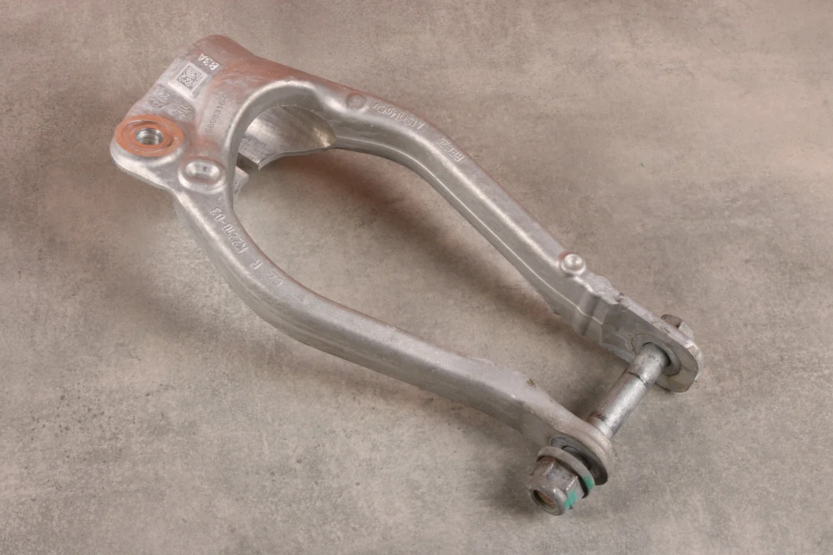 BMW G70 stötdämparfäste höger fram image 3