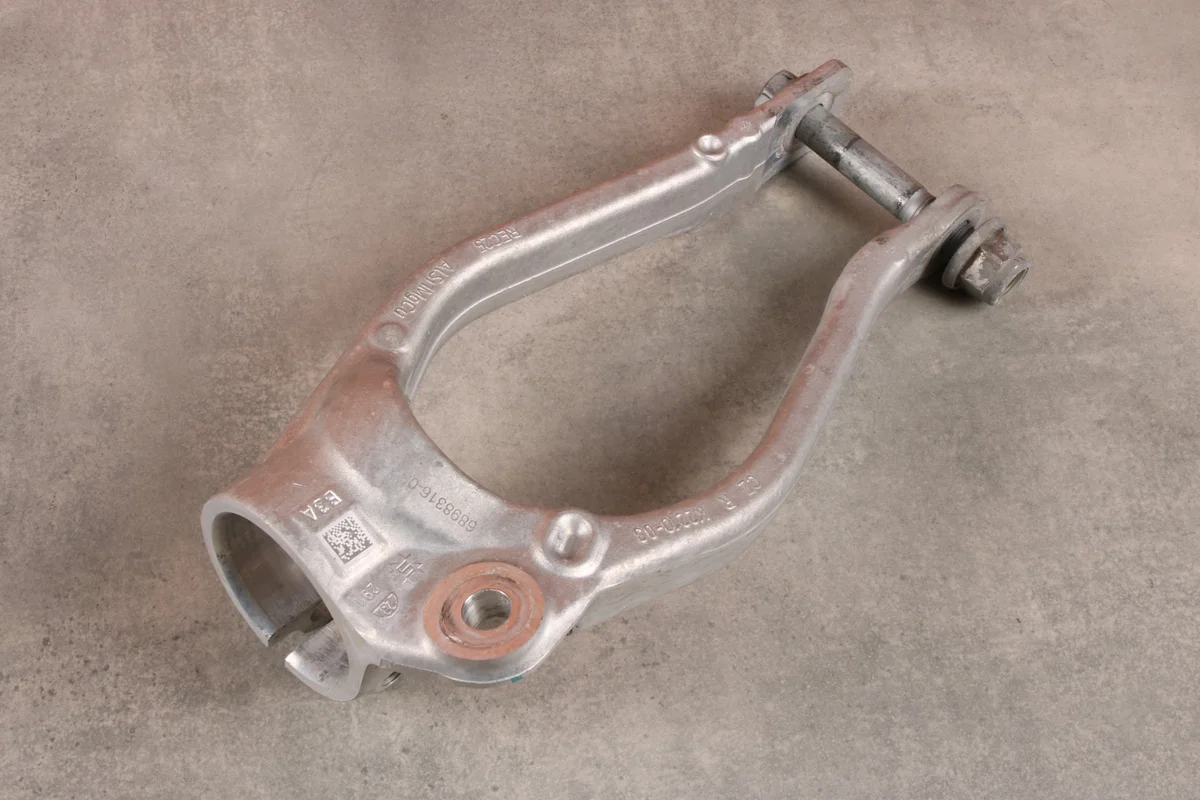 BMW G70 stötdämparfäste höger fram image 4