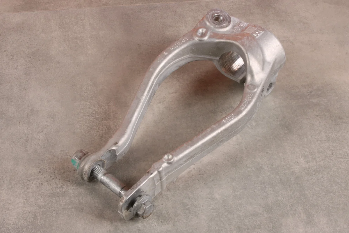 BMW G70 stötdämparfäste höger fram image 5