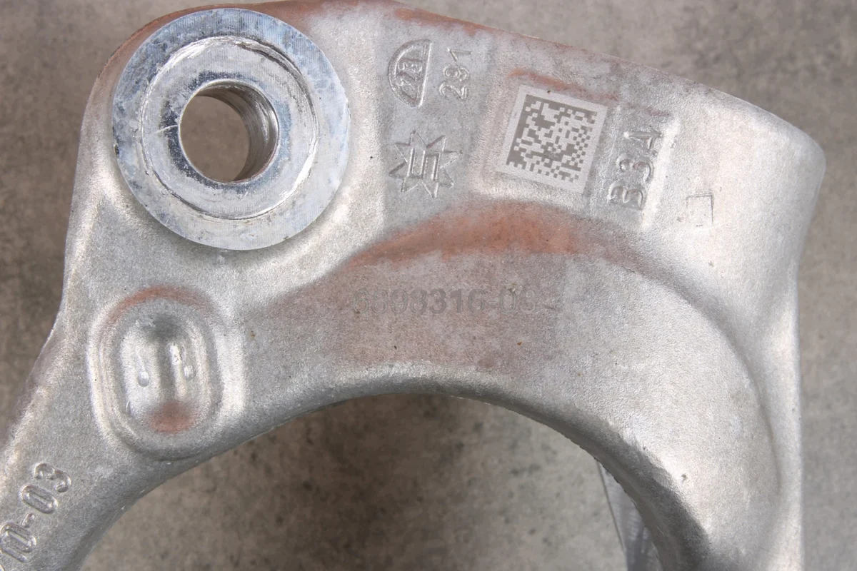 BMW G70 stötdämparfäste höger fram image 6