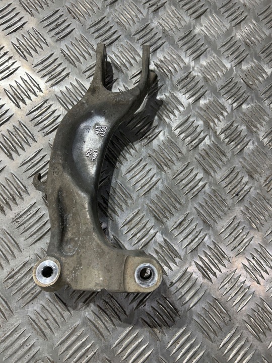 Iskunvaimentimen kiinnike oikea Audi A4 A5 B9 8W0413038