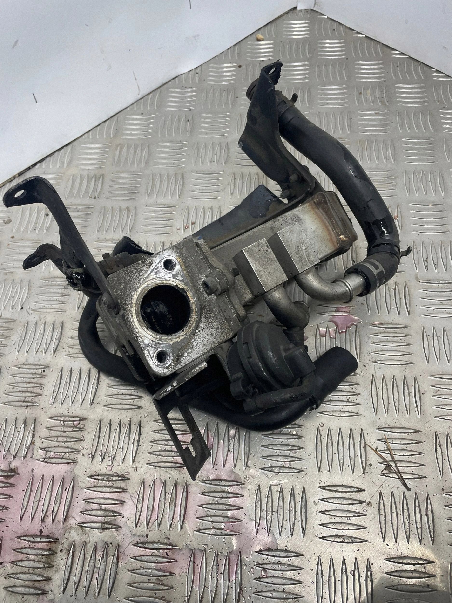 EGR-jäähdytin Audi A4 S4 B7 8E 8H 059131511 image 3