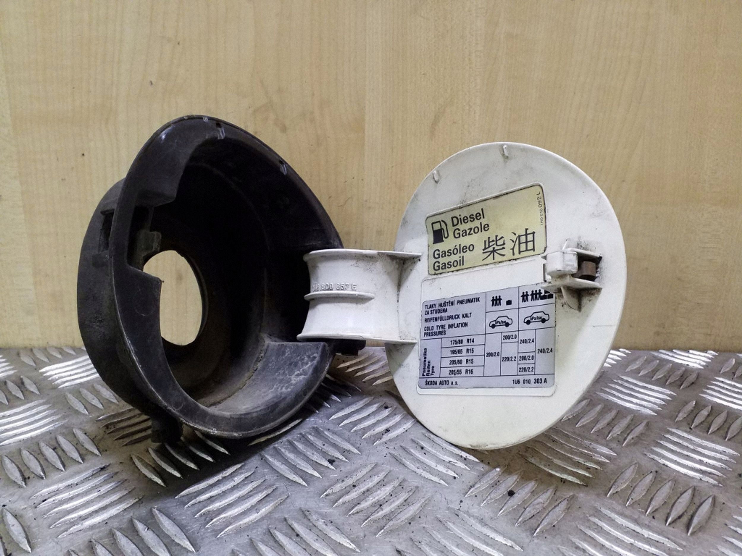 Polttoainetäyttöluukku Skoda Octavia I 1U6809857E