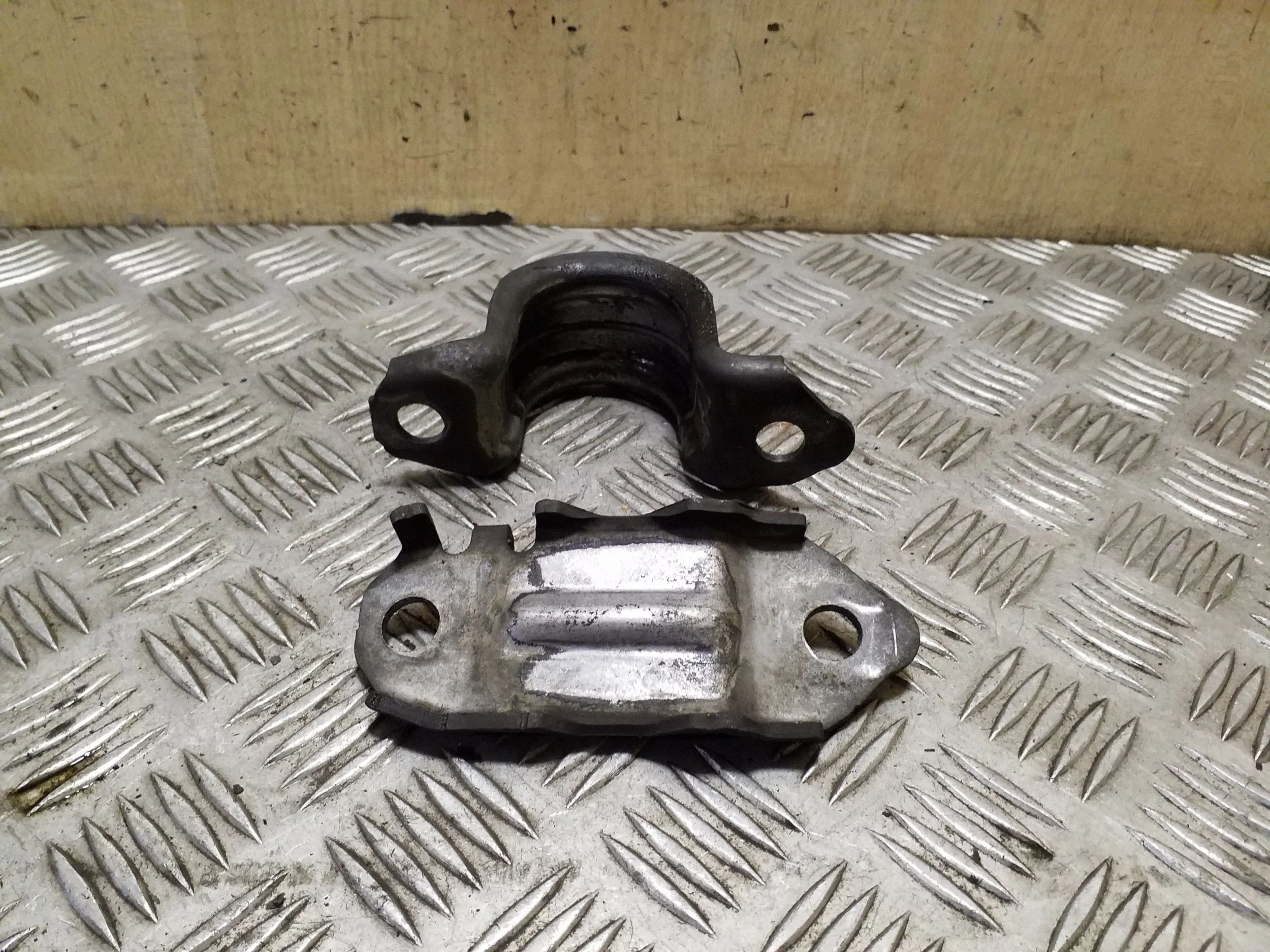 BMW 5 F10 F11 Front Stabilizer Bracket Left 31306796971