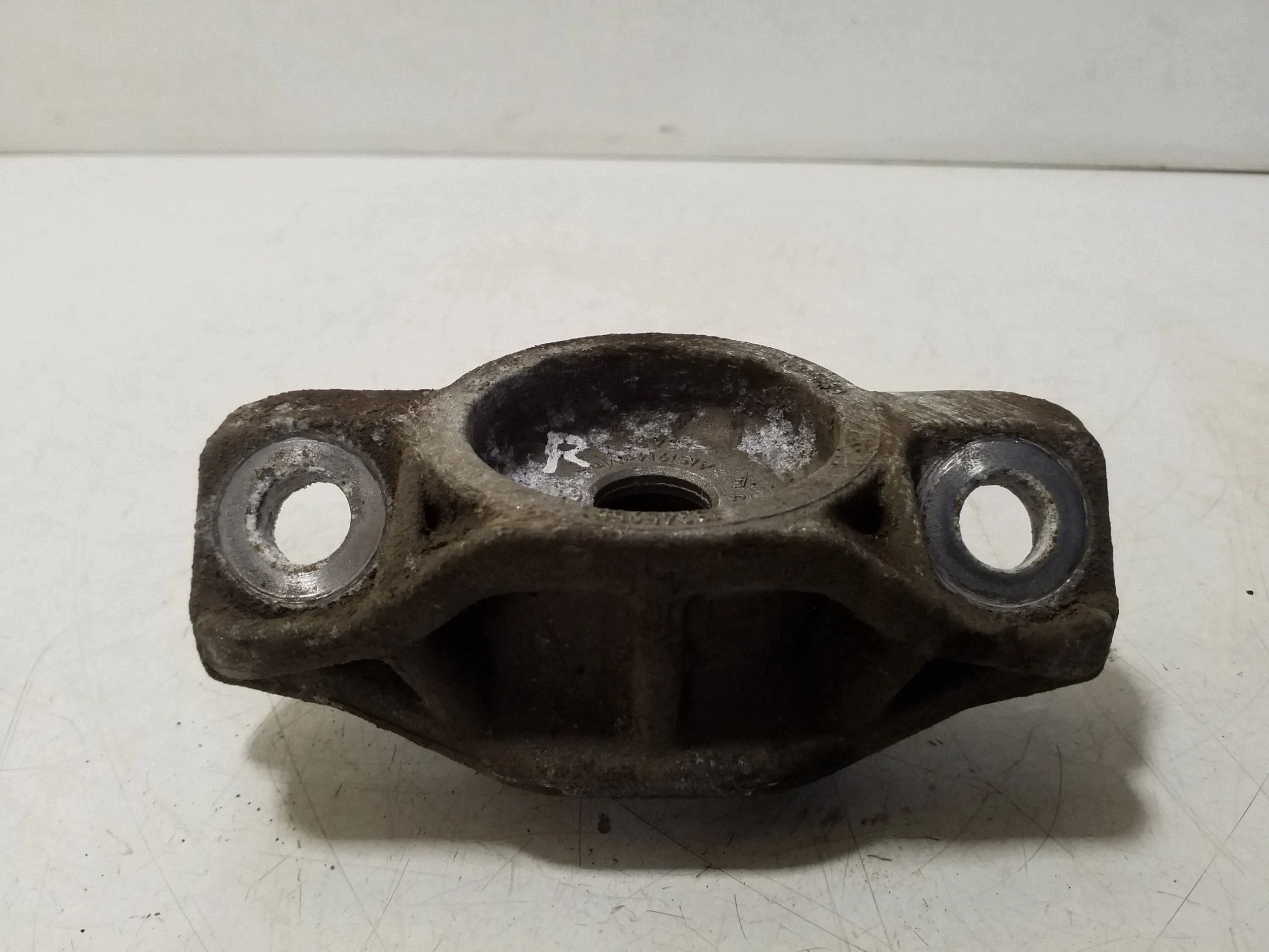 Opel Zafira C takaluukun vaimentimen kiinnike, oikea, 13345960
