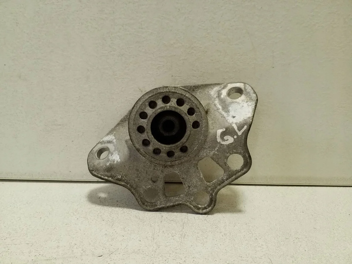 Jeep Cherokee Front Shock Mount Left 68239131AA