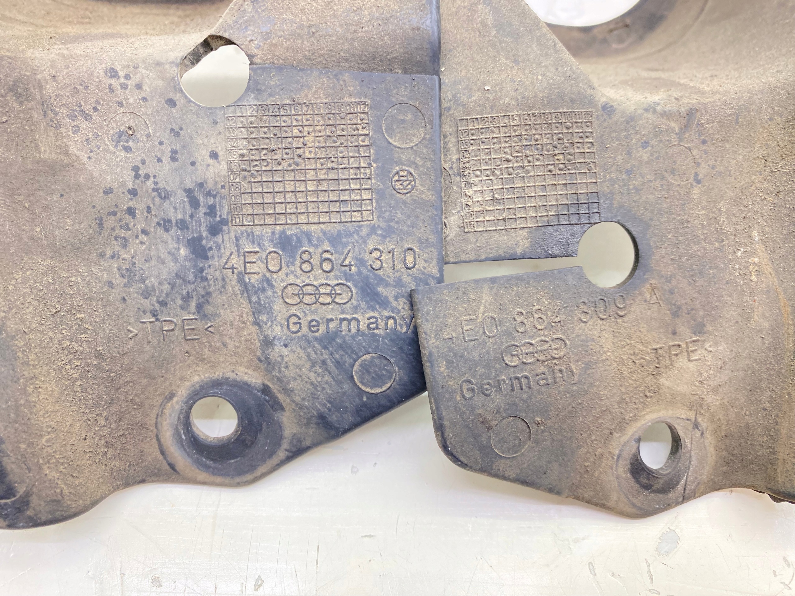 Audi A8 D3 Ohjaustangon Suoja 4E0864309A