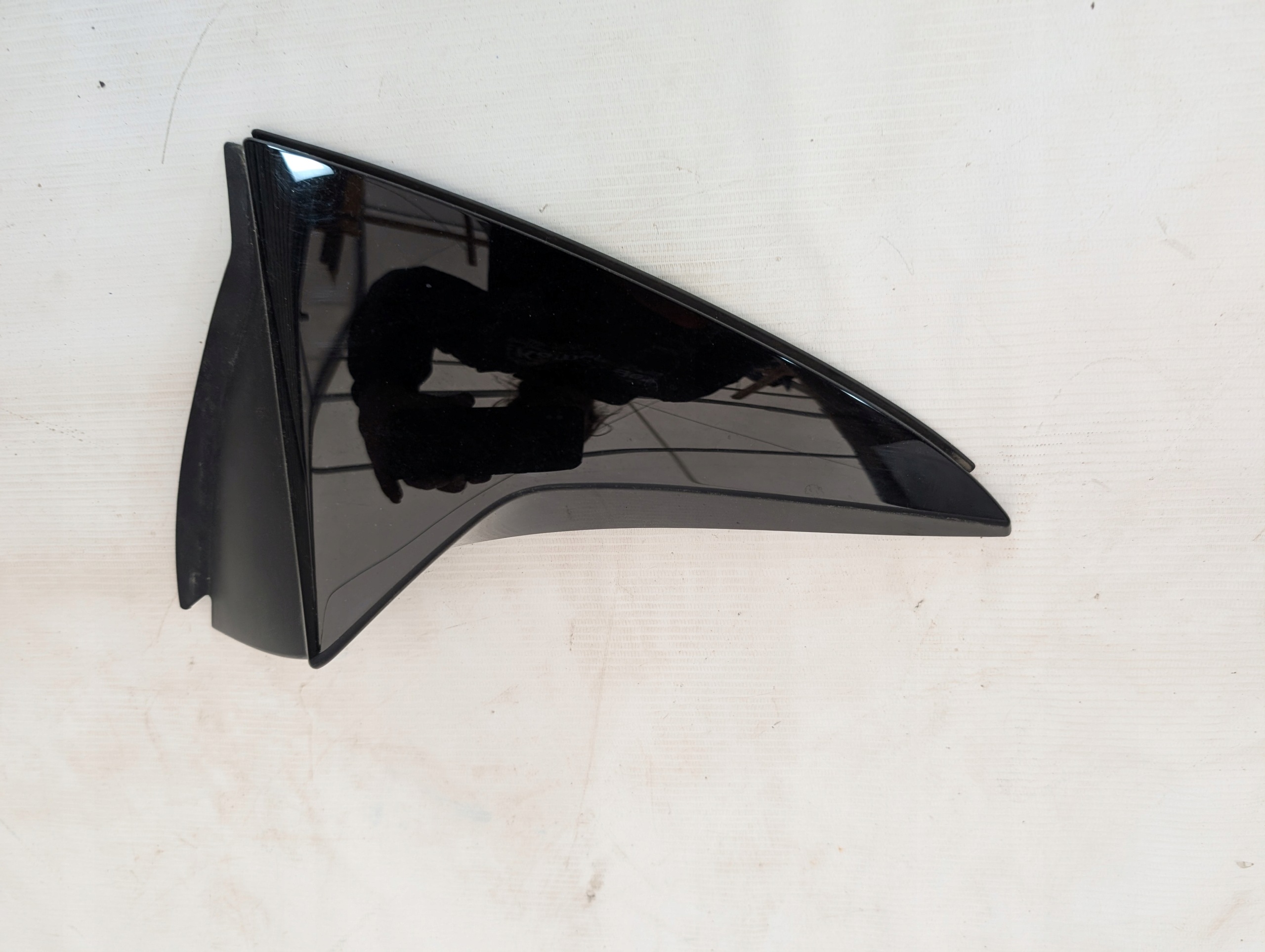 Takaluukun spoileri oikea Ford Focus MK4 ST-Line