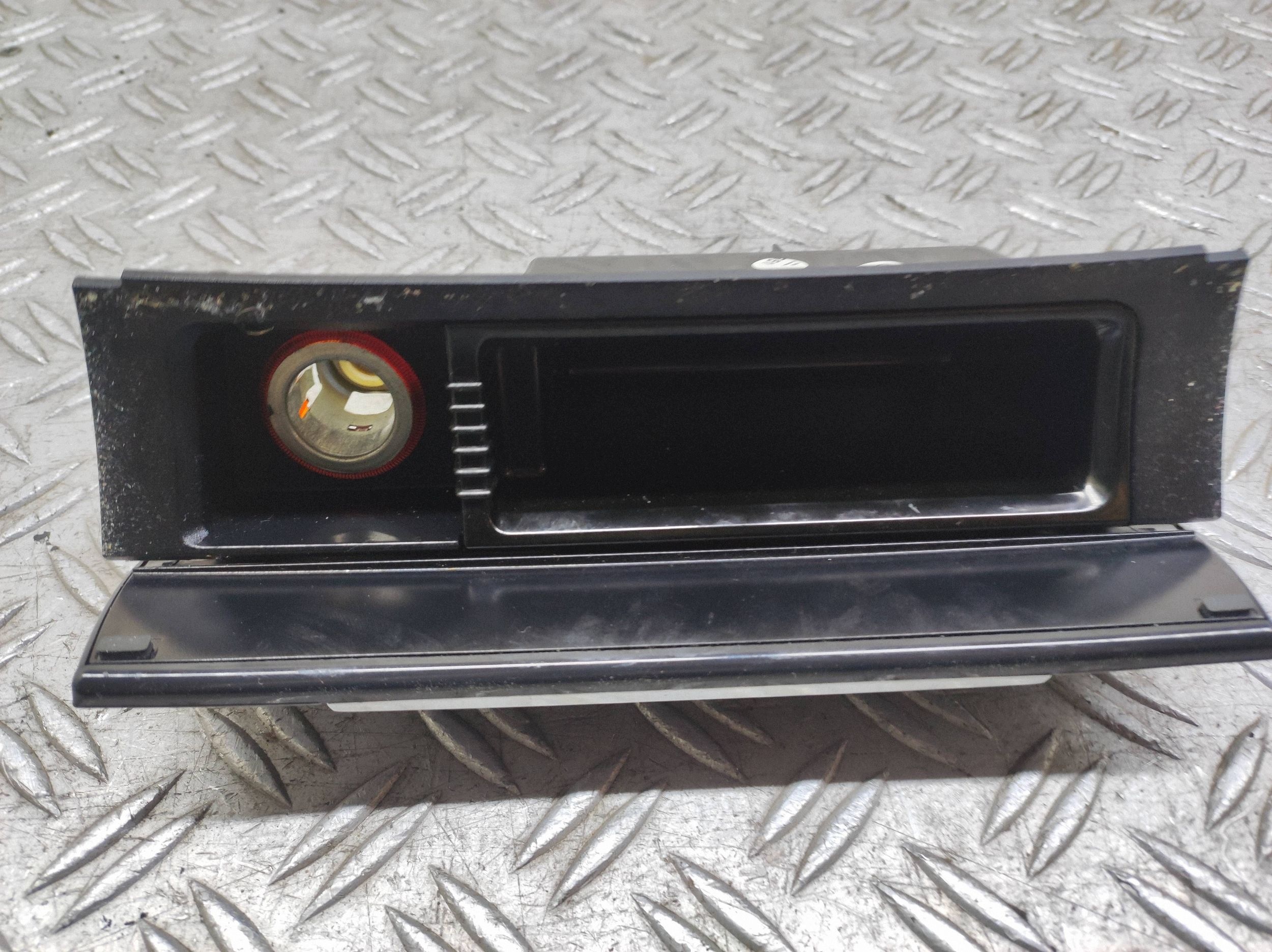 Allume-cigare VW Passat B7 3C08632834K image 3