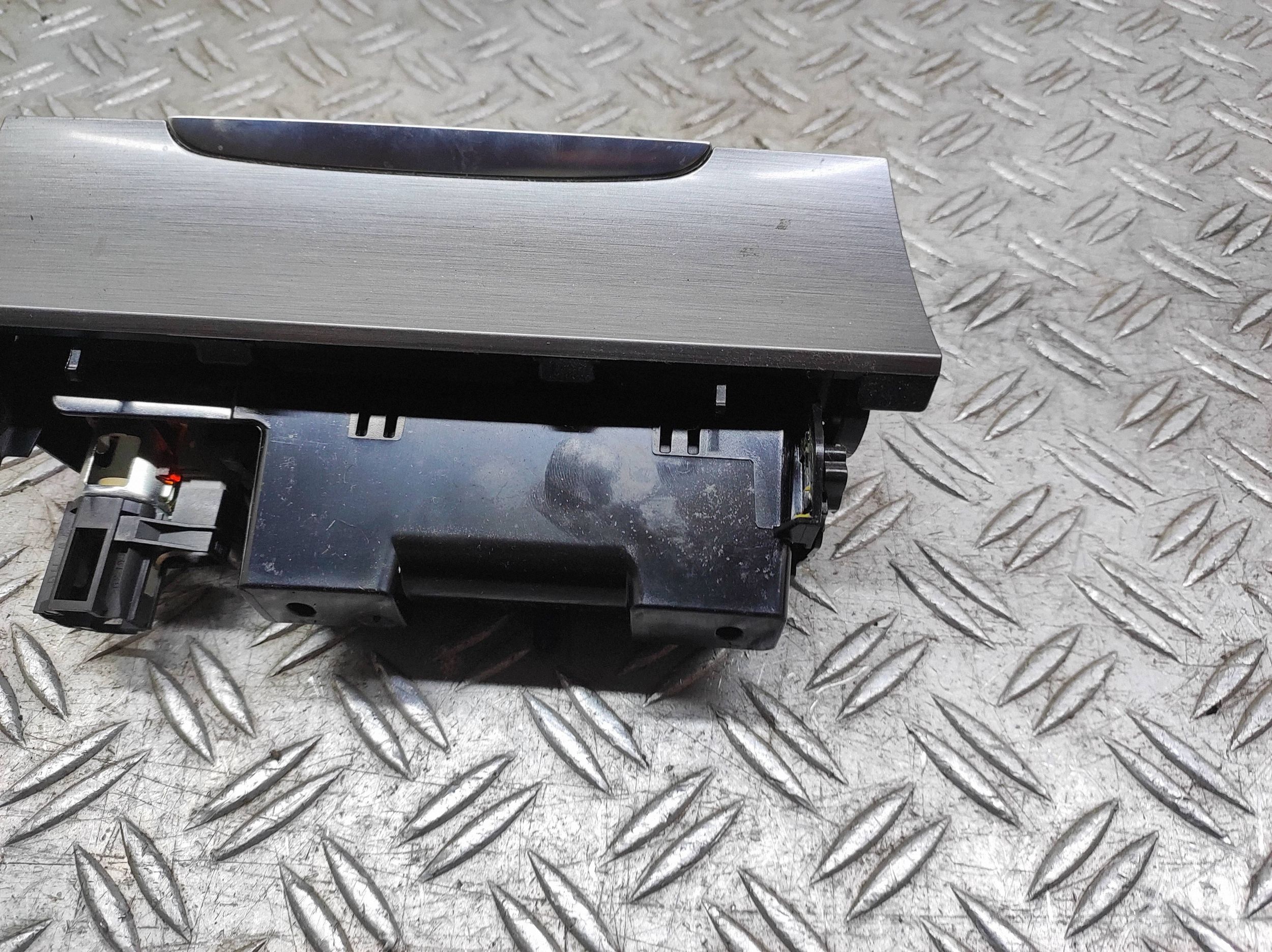Allume-cigare VW Passat B7 3C08632834K image 6