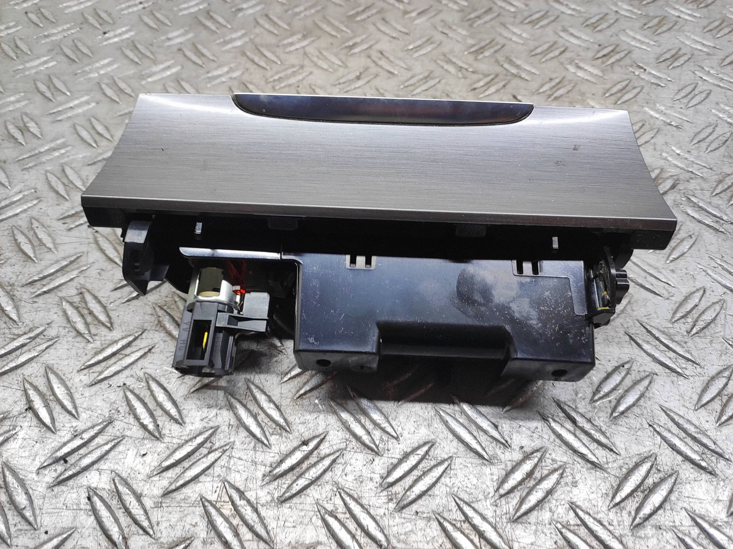 Allume-cigare VW Passat B7 3C08632834K image 8