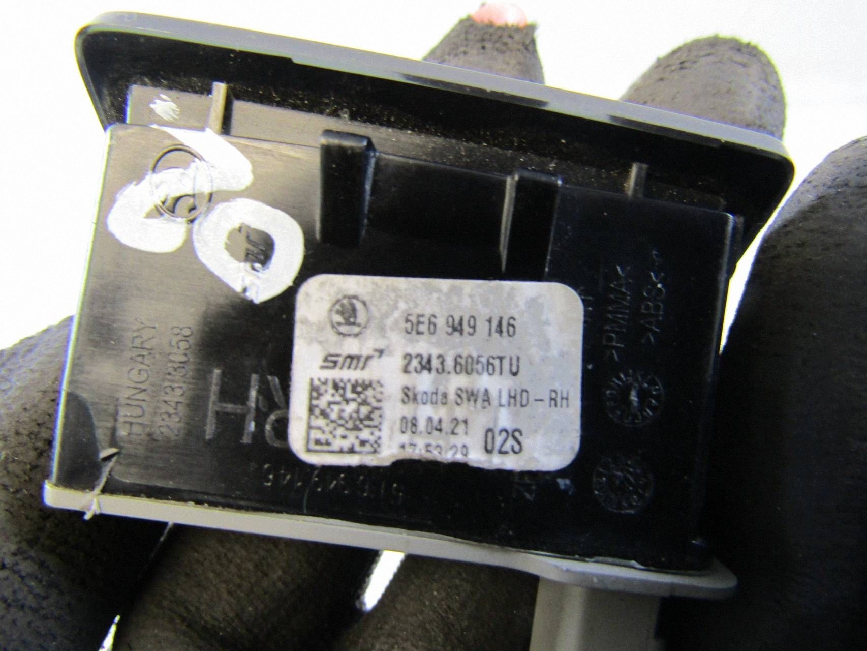 Skoda Octavia IV Luz Assistente Faixa Direita 5E6949146 image 6