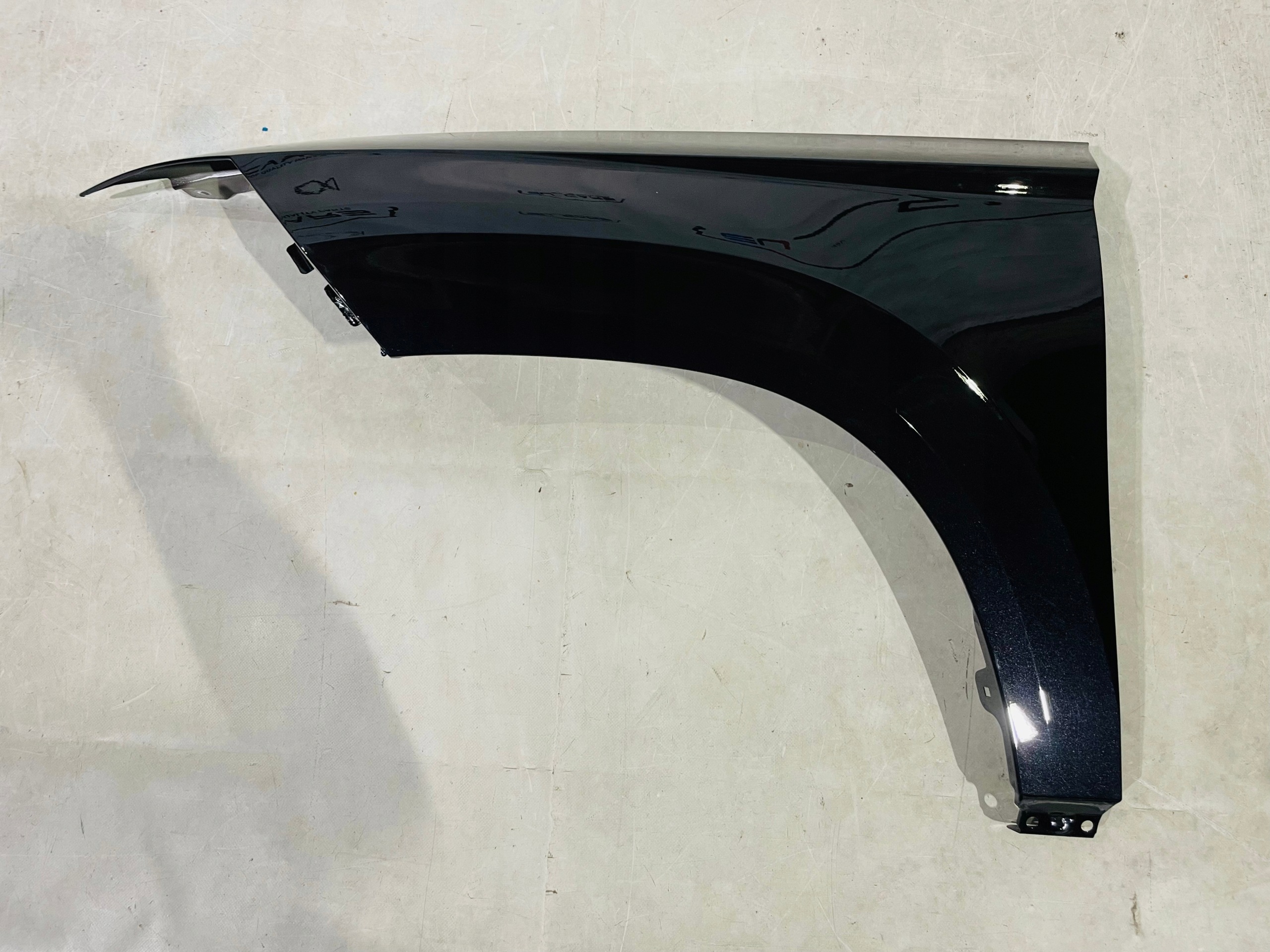 Etulokasuojanen vasen SEAT ATECA 575821105A