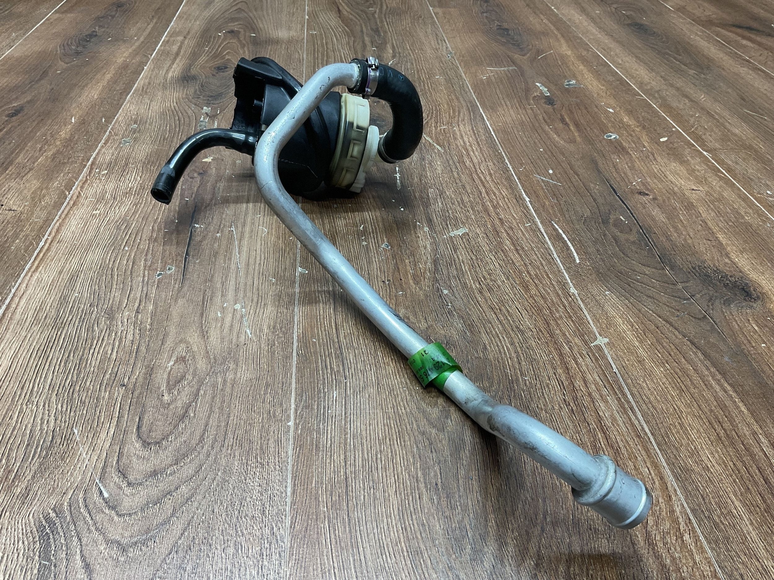 Ilmausventtiilin letku polttoainesäiliöön Mersu SL R129