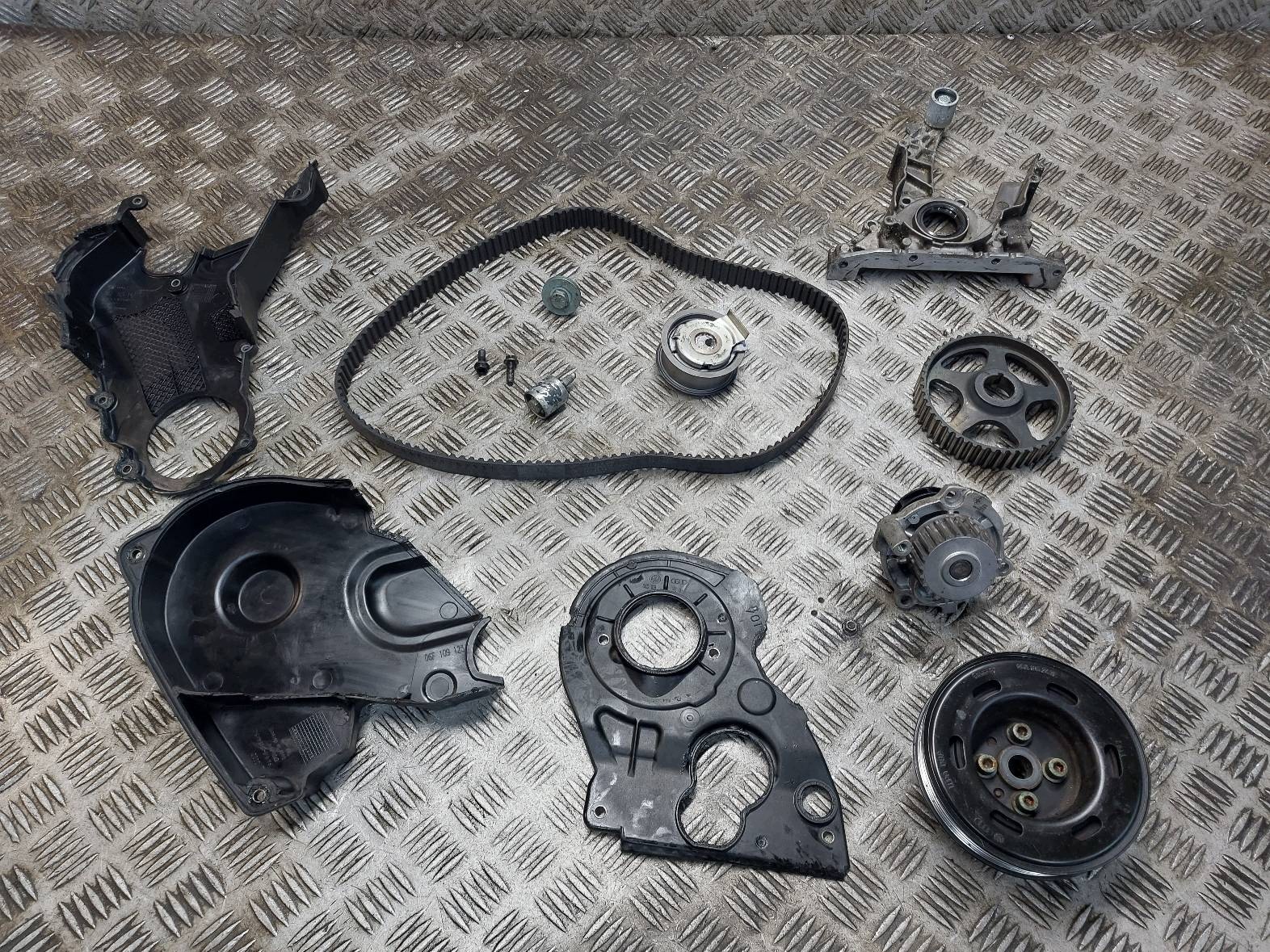 Kit distribution complet pompe à eau VW Passat B6 2.0 FSI image 2
