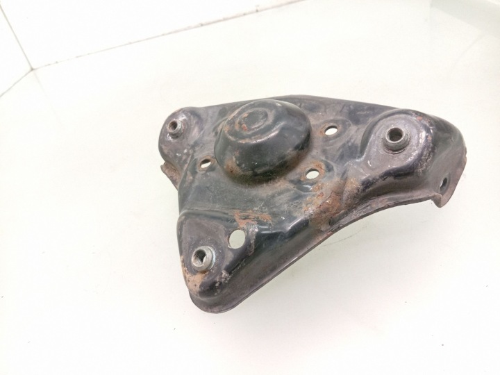 1995 Audi A4 S4 B5 8D Etujousen istukka 8D0412391B