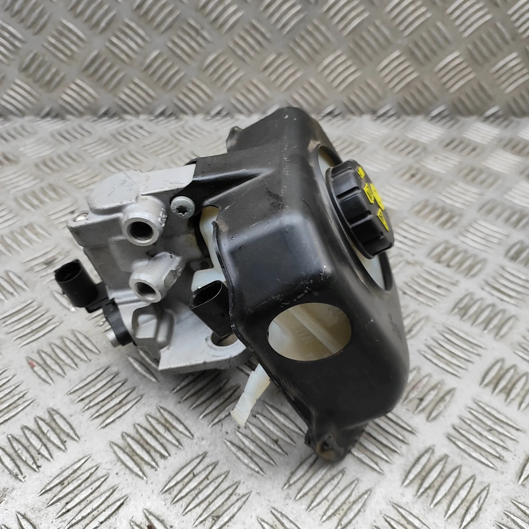 Jarrukelan sylinteri Audi A4 B9 8W0677301