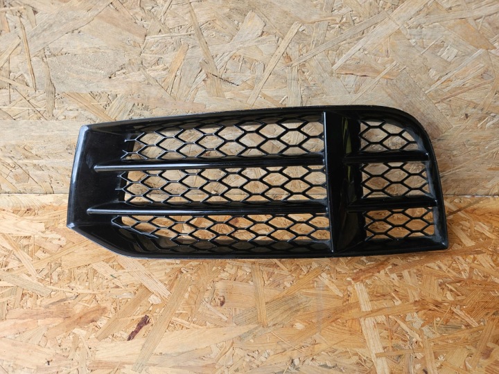 Audi RS5 etusäleikkö vasen 8T0807681F