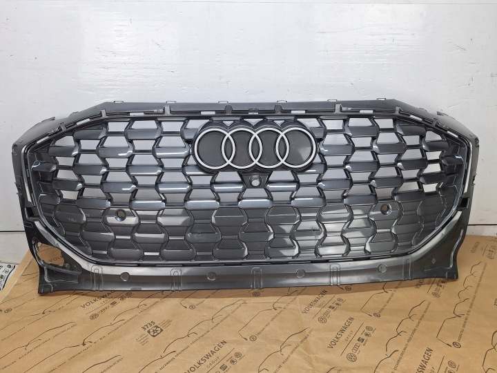 8MA853651 AUDI Q5 SQ5 III 3 24- Etusäleikkö etupuskuriin