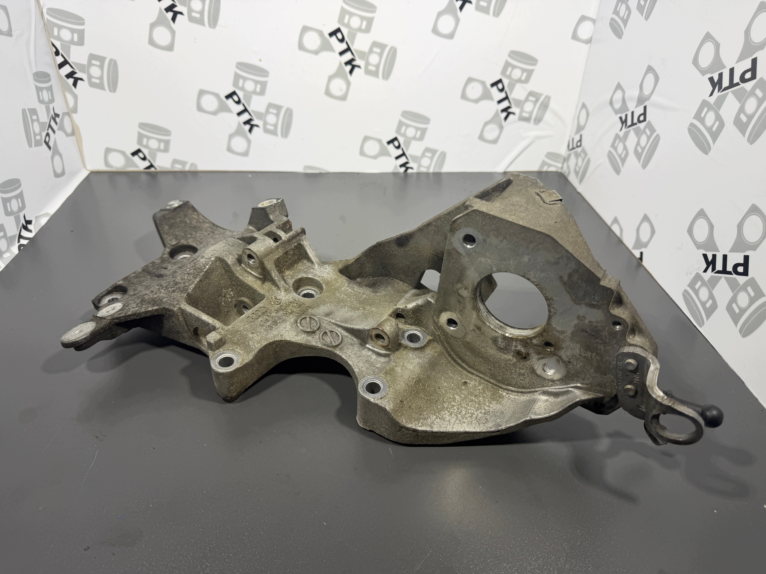 VW SEAT SKODA 2.0 TDI CR Vaihtoehtoinen generaattorin kiinnike 03L903143Q