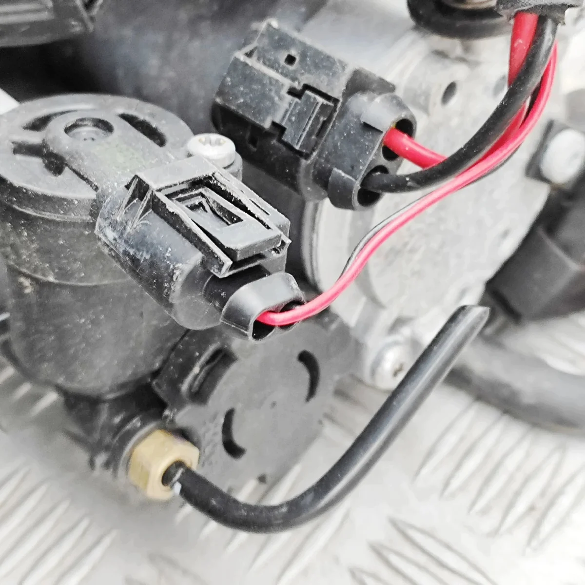 Compresseur suspension Aston Martin DBX image 6