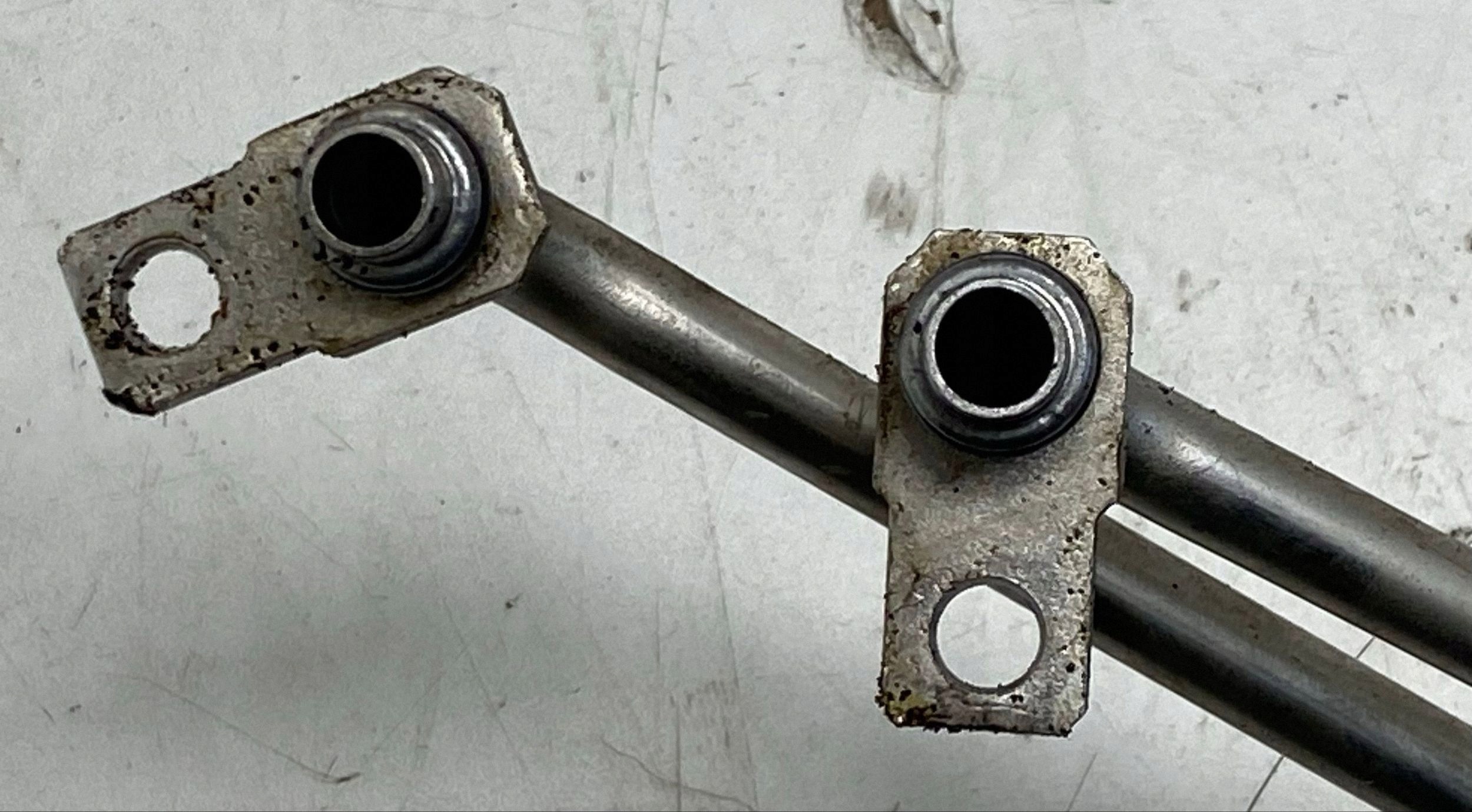Porsche Macan 95B Conduit de refroidisseur d'huile DAL37680 image 3