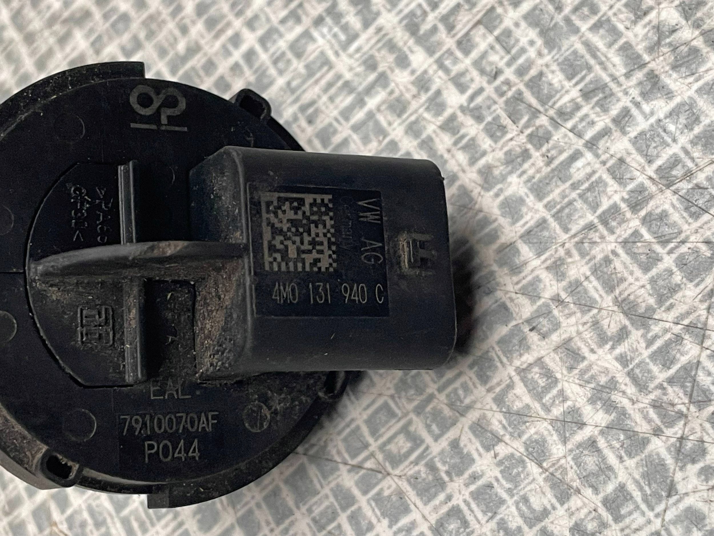 Capteur AdBlue Audi Q7 4M 4M0131940C0 image 3