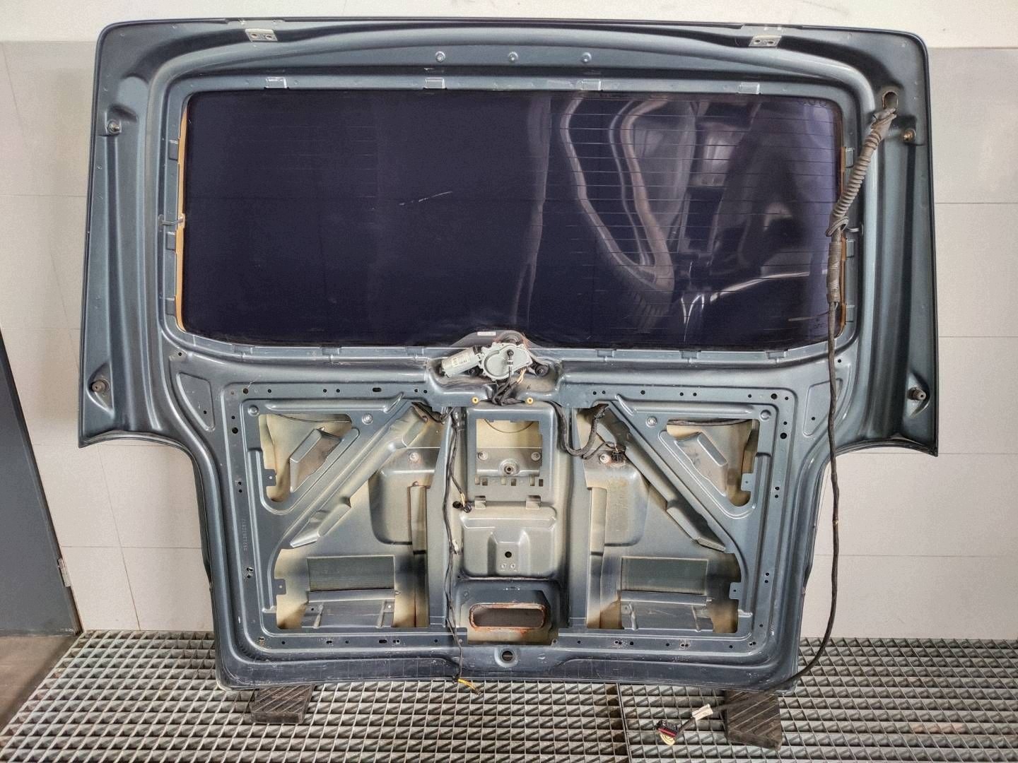 Capot de coffre arrière VW Transporter T5 (AOP49043) image 8