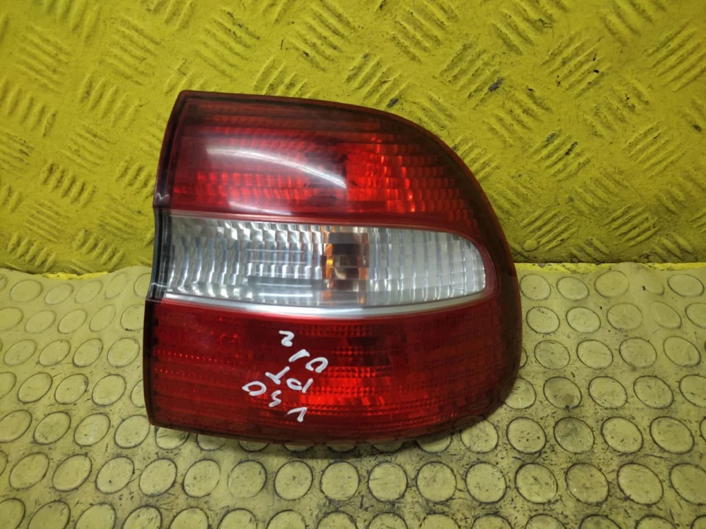 VOLVO V40 LAMPE ARRIÈRE DROITE 30887334 image 2
