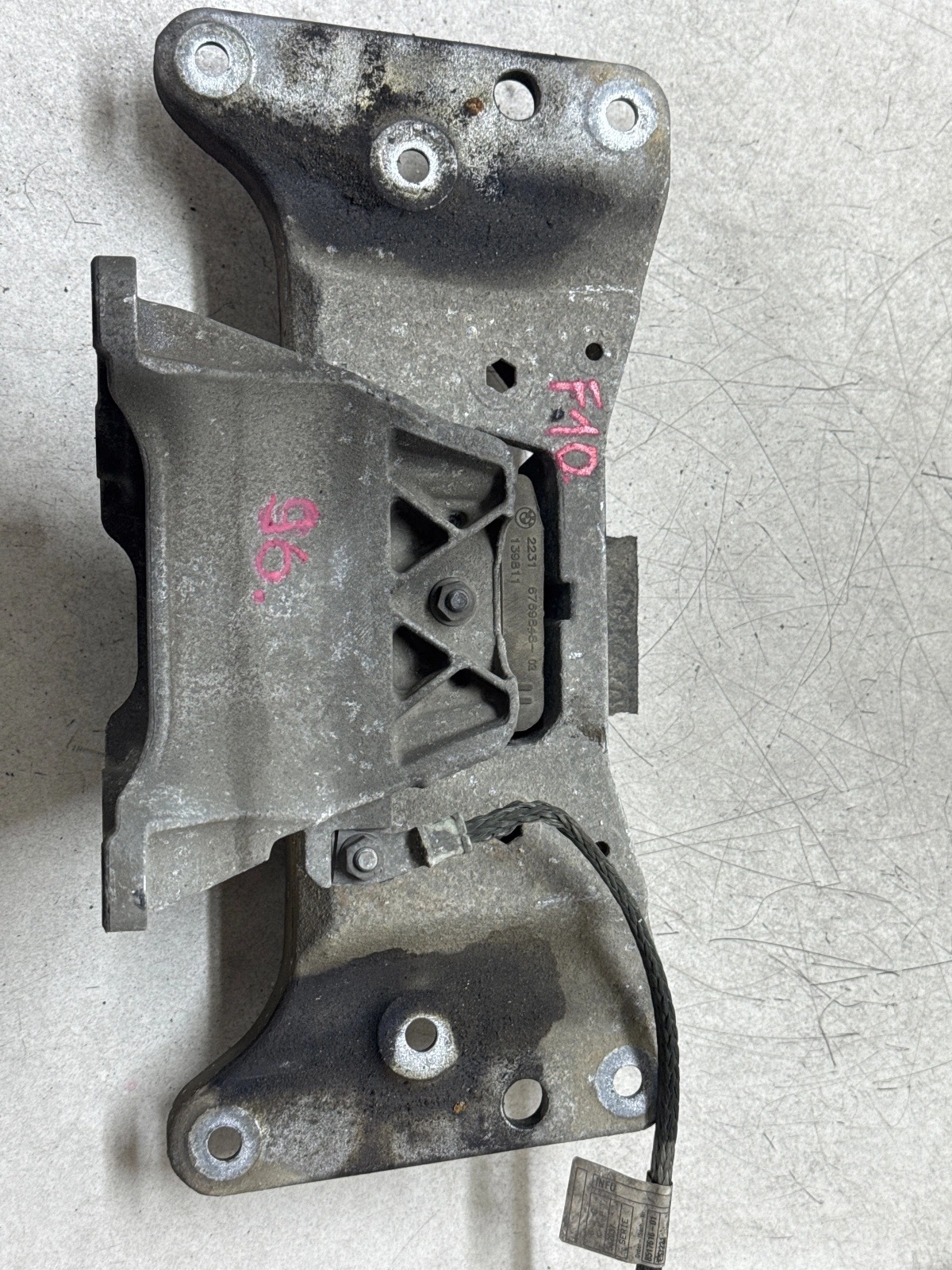 Moottorin kiinnitys BMW 5 F10 F11 2.0D 6781240