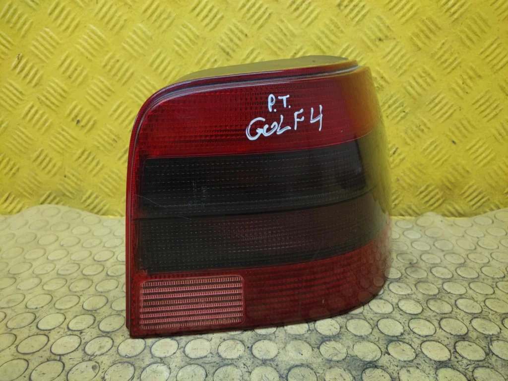 VW Golf IV Lampe Arrière Droite 1J6945112S image 2