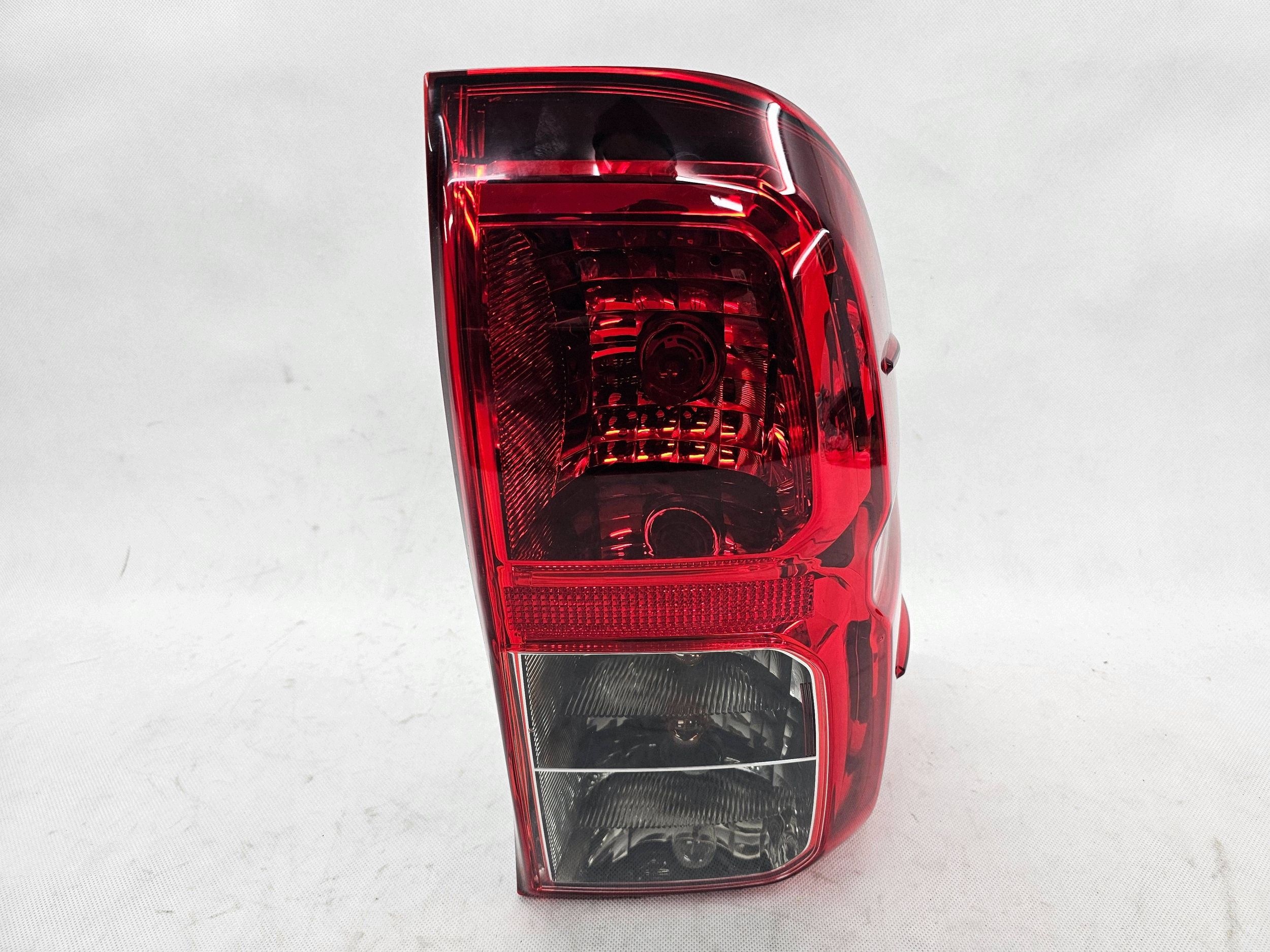 Takavalaisin Toyota Hilux Oikea Käytetty