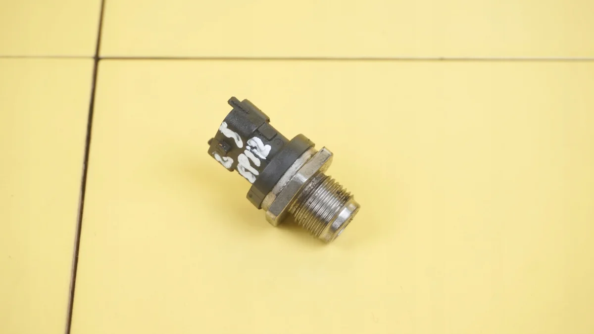 Kraftstoffdrucksensor Volvo V70 V60 XC70 image 3