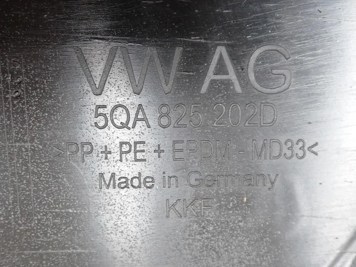 Placa Bajo Chasis VW Touran 5QA825202D Usada image 3