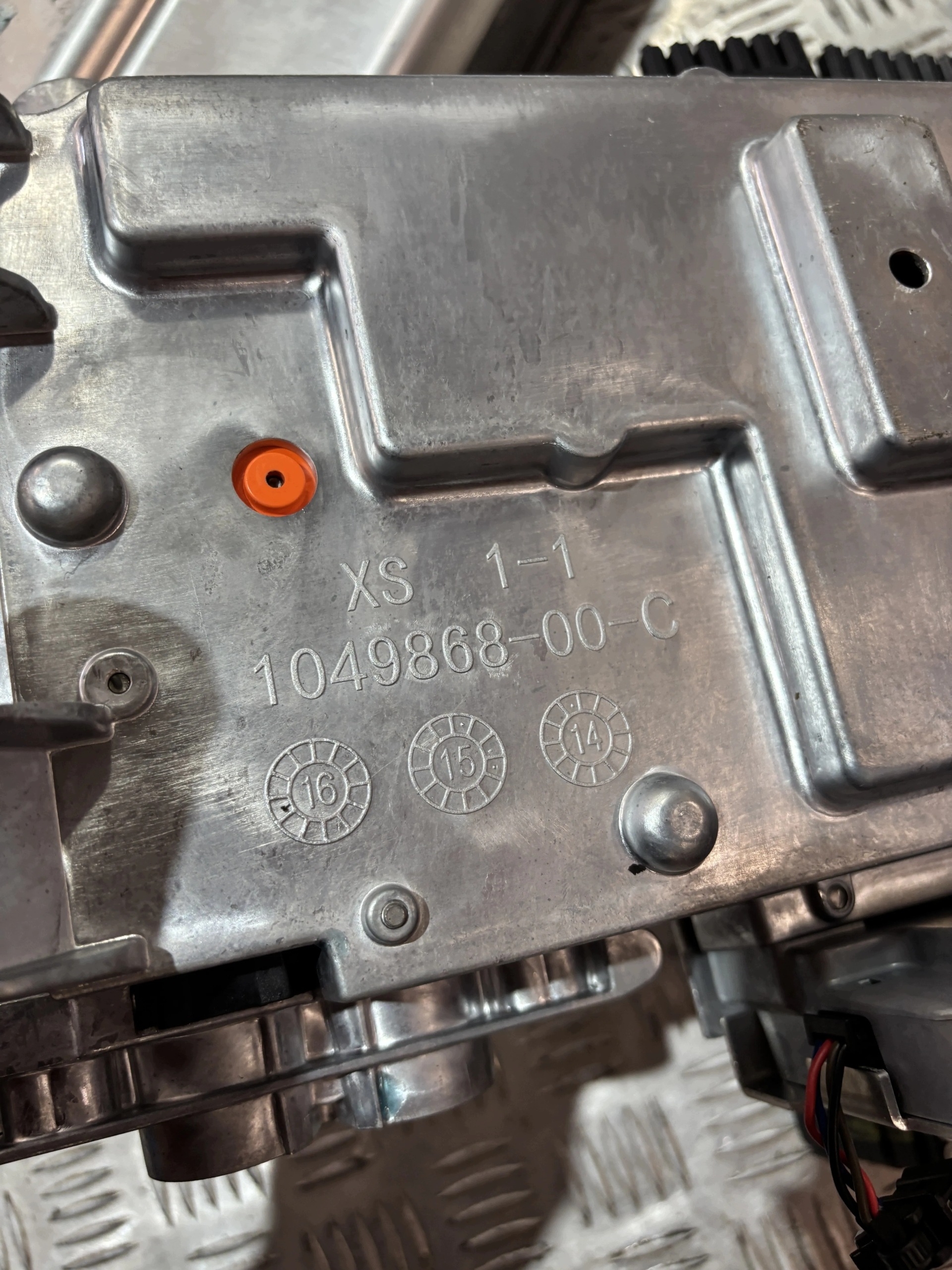 Invertteri Tesla Model S 12V, OEM 1049868-00-C