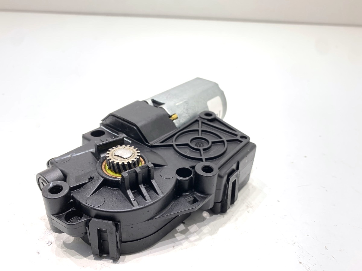BMW F25 kattoluukun moottori 7316396 10-17
