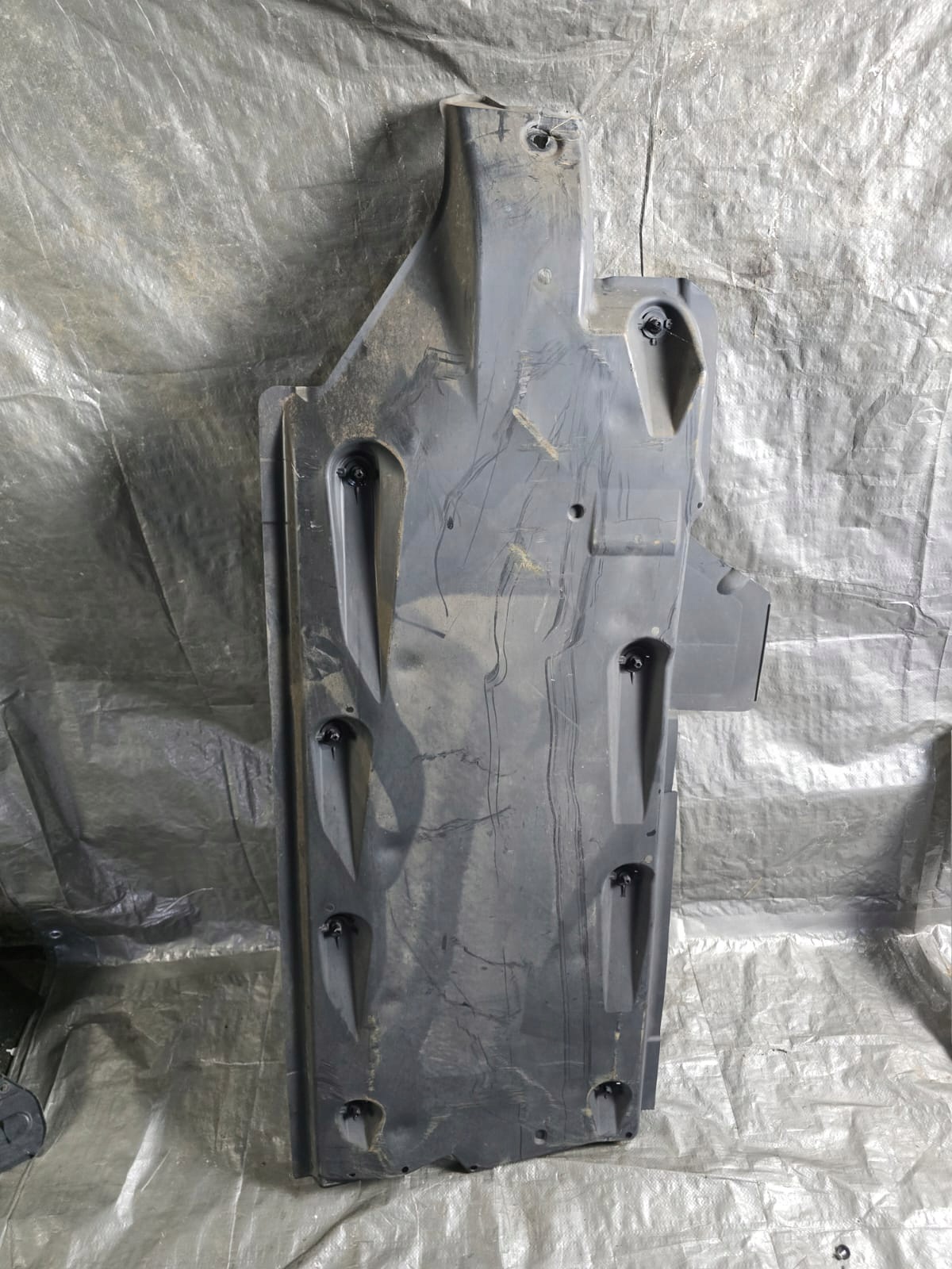 Audi A1 8X 6R0825202A cache sous moteur droit image 2