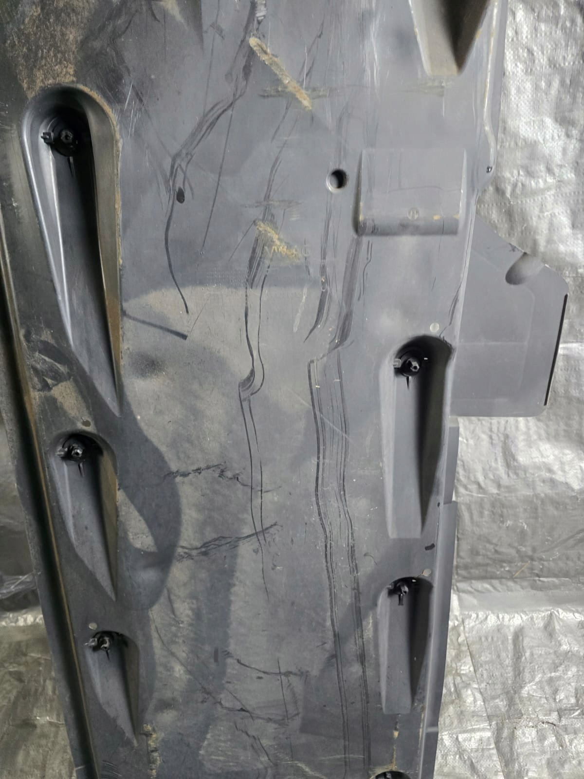Audi A1 8X 6R0825202A cache sous moteur droit image 4