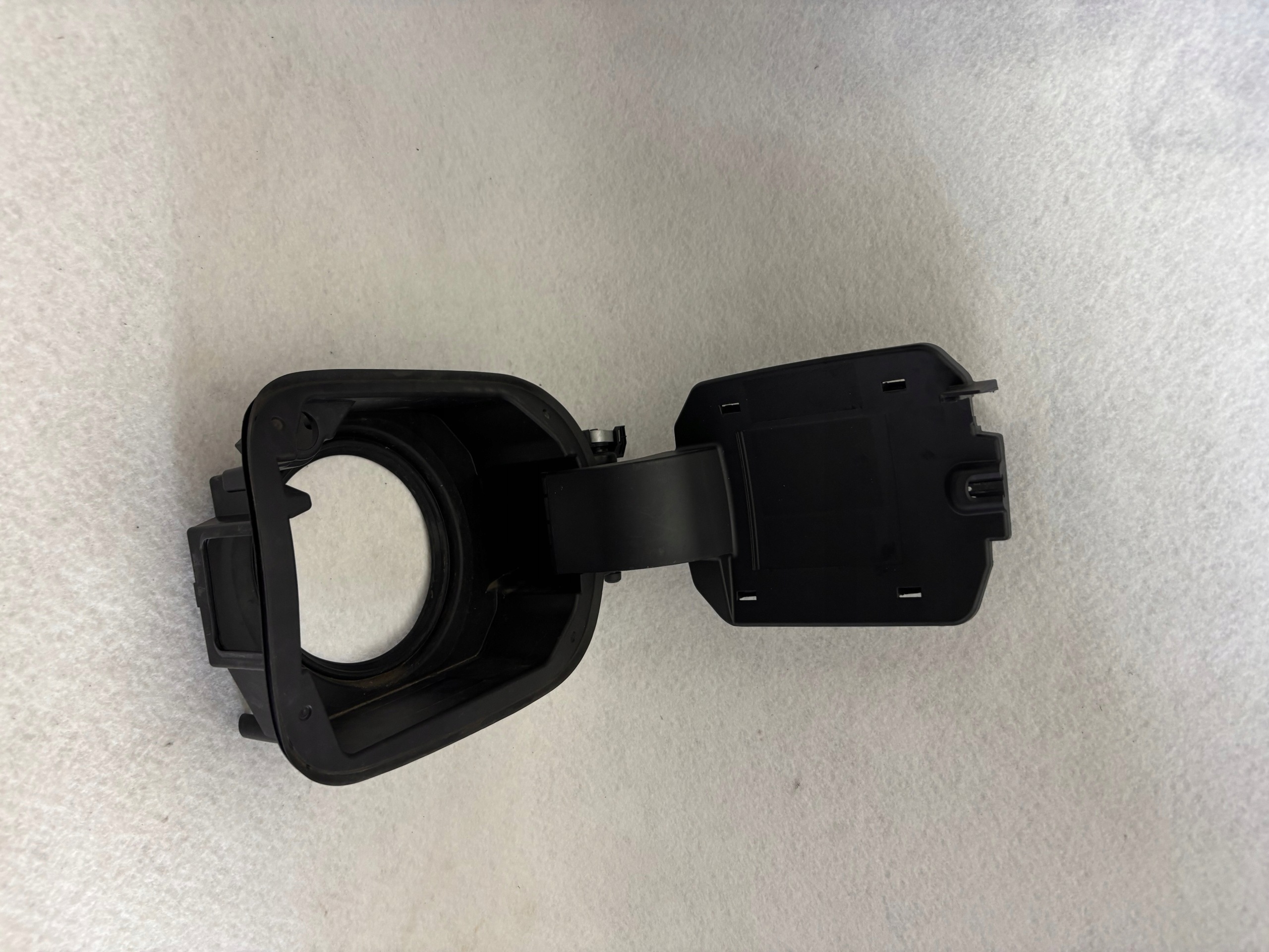 Mercedes-Benz EQB Trappe de Charge A2436303501 image 3
