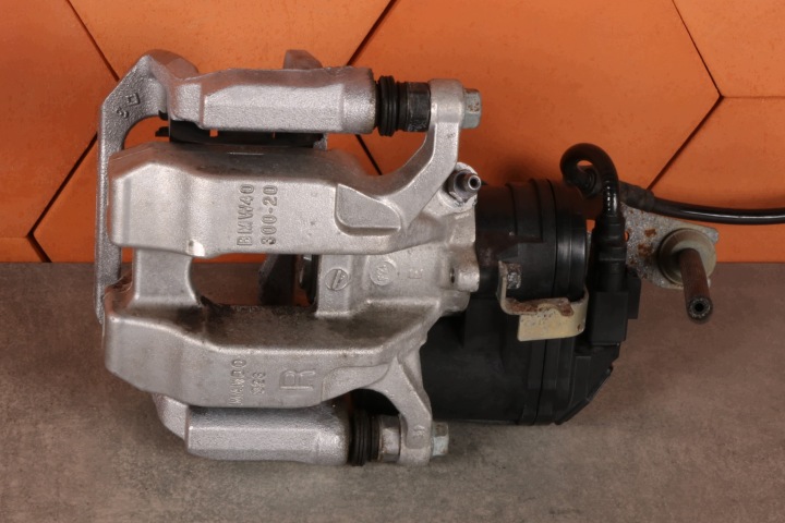 BMW G20 G21 G22 G23 G26 G42 JARRUSATULA OIKEA TAKA 40/300/20 3393 km