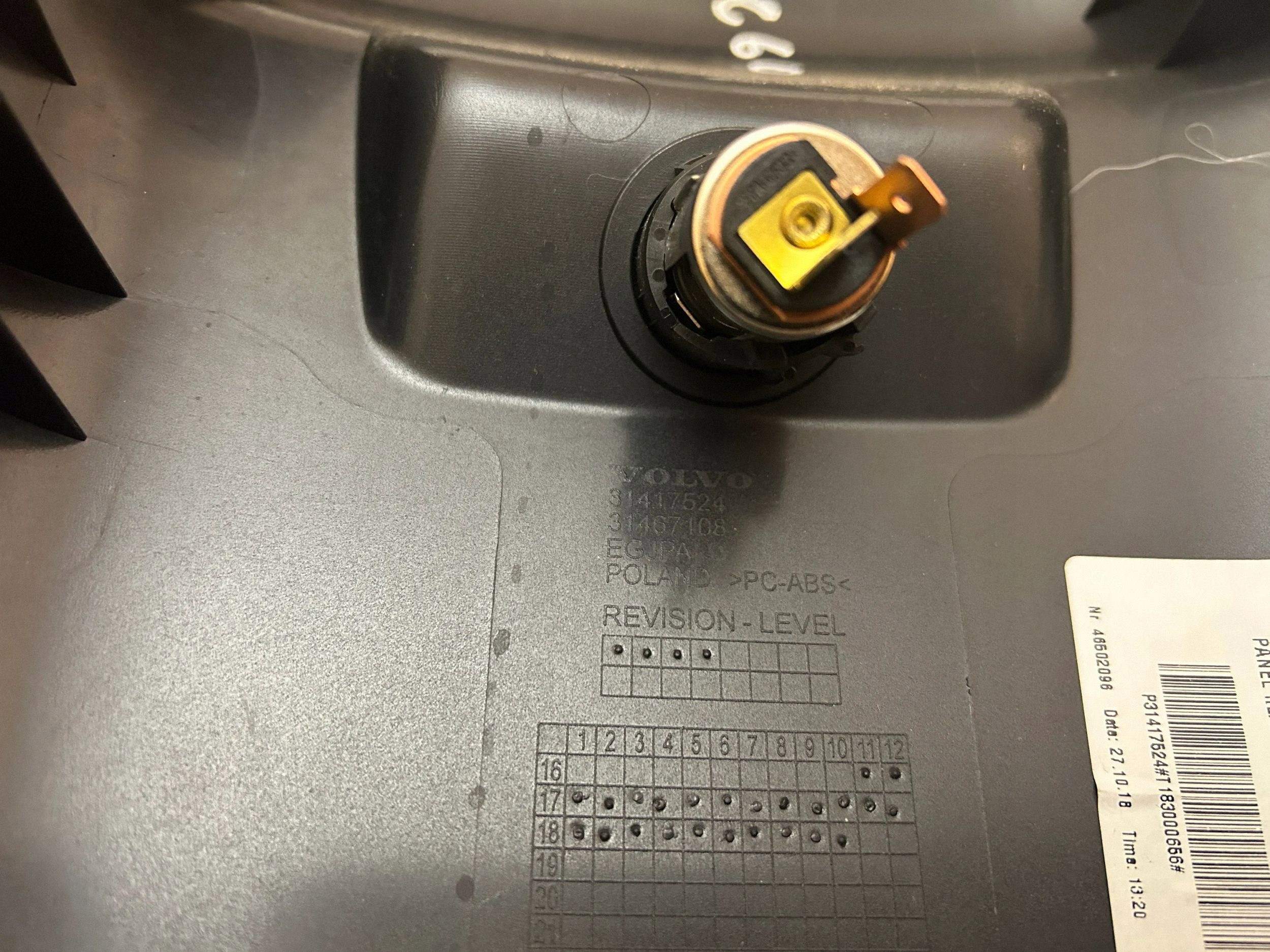 Tomada Isqueiro Volvo XC60 Túnel Central Traseiro OEM 31417524