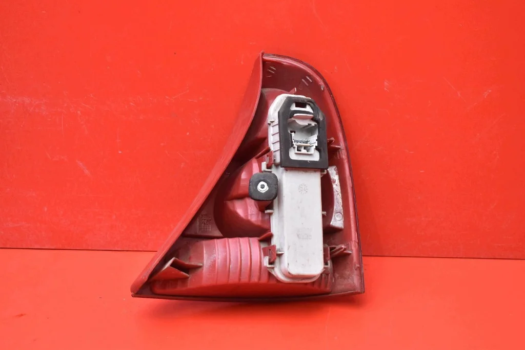 Luz trasera izquierda Renault Clio II 5D HB image 3